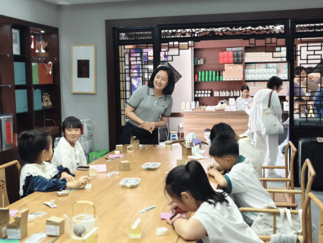 “以香传情·手作感恩”母亲节主题社教活动pg电子以传统工艺致敬母爱——中徽博举办(图2)